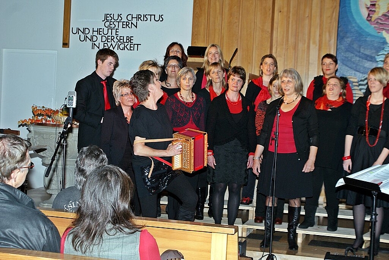 Schweizer Vorspiel: Chorleiterin Helene Gunti mit Schwyzerörgeli und Solistin Rosmarie Wepfer am Mikrofon.   Foto: Roland Bürki