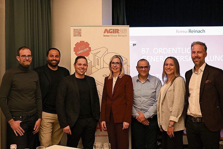 Der Vorstand von kmu Reinach (v. l.): Daniel Pajer, Stefano Colucci, Markus Schopmans, Daniela Vorpe (Präsidentin), Antonio Franco, Nicole Baumann und Martin Ming. Es fehlt: Nicole Zimmermann. Foto: Fabia Maieroni