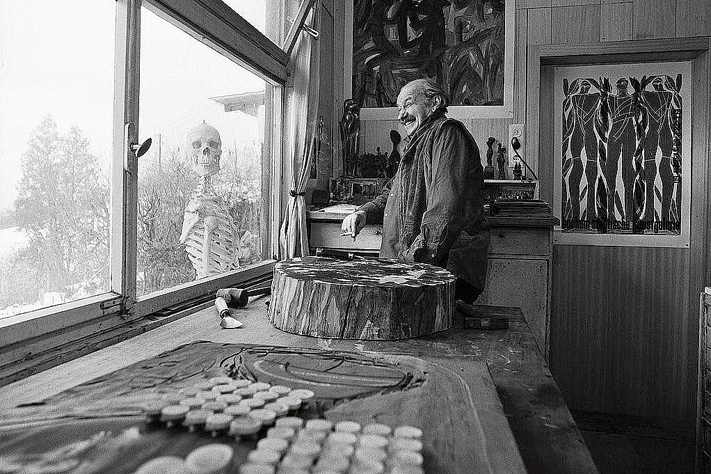 Der Künstler: HAP Grieshaber mit Skelett «Karlchen» (1968).Foto: zvg / Paul Swiridoff 
