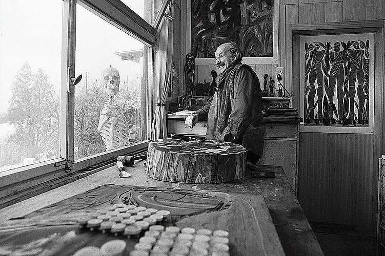 Der Künstler: HAP Grieshaber mit Skelett «Karlchen» (1968).Foto: zvg / Paul Swiridoff 