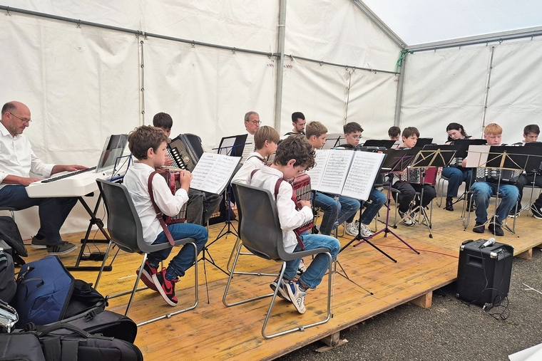 Musikalische Eröffnung: Das Akkordeon-Ensemble der Musikschule Reinach sorgte am Richtfest für die passende Geräuschkulisse.Foto: Tobias Gfeller