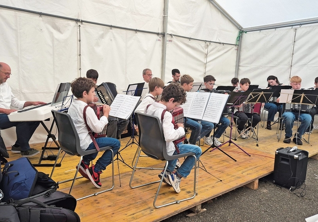 Musikalische Eröffnung: Das Akkordeon-Ensemble der Musikschule Reinach sorgte am Richtfest für die passende Geräuschkulisse.Foto: Tobias Gfeller