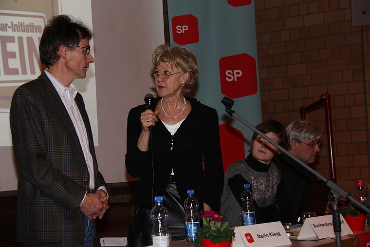 Die SP Baselland setzt ihre Parolen: Nationalrätin Susanne Leutenegger Oberholzer erläutert Martin Rüegg, Präsident SP Baselland, und den Delegierten, weshalb ein Nein zur Bauspar-Initiative sinnvoll ist.