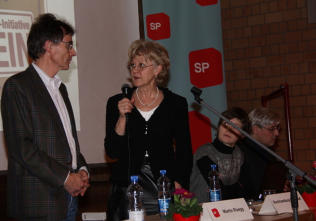 Die SP Baselland setzt ihre Parolen: Nationalrätin Susanne Leutenegger Oberholzer erläutert Martin Rüegg, Präsident SP Baselland, und den Delegierten, weshalb ein Nein zur Bauspar-Initiative sinnvoll ist.