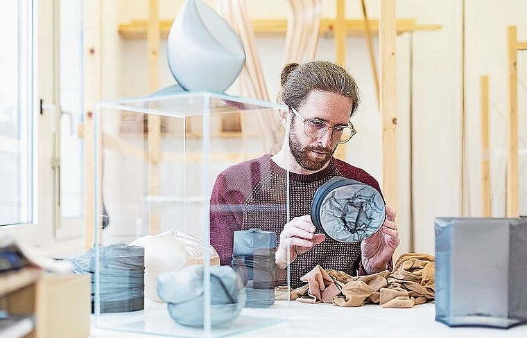 Leidenschaftlich am Strumpf: Fabian Matz entdeckt bei seiner Arbeit immer wieder neue Aspekte des Modeaccessoires.