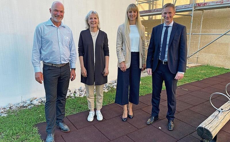 Vernetzung ist wichtig: (v.l.) OK-Präsident der Gewerbeausstellung, Martin Vögtli, Regierungsrätin Brigit Wyss, die neue Präsidentin des Gewerbevereins Dorneckberg, Jasmin Weber, und der abtretende Präsident, Roman Baumann. Foto: Bea Asper