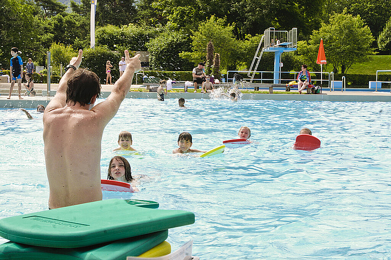 Konkurrenzangebot: Vorne unterrichtet die Gemeinde und im hinteren Teil des Beckens der Verein «Schwimmen für Alle Reinach», das stiftet mitunter Verwirrung bei Teilnehmenden und Eltern. Foto: Lukas Hausendorf