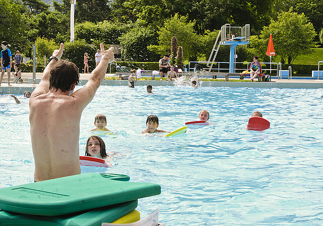 Konkurrenzangebot: Vorne unterrichtet die Gemeinde und im hinteren Teil des Beckens der Verein «Schwimmen für Alle Reinach», das stiftet mitunter Verwirrung bei Teilnehmenden und Eltern.  Foto: Lukas Hausendorf