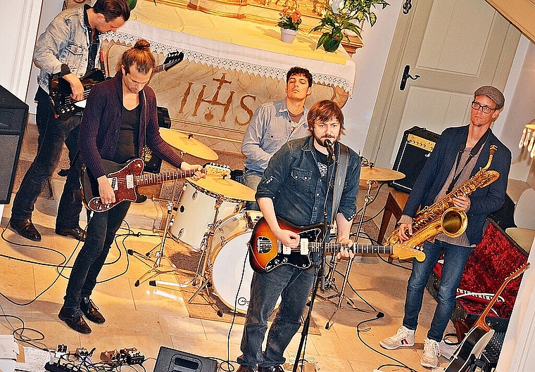 Denkt viel nach: Songwriter, Sänger und Gitarrist Giacun Schmid (Mitte) mit seiner Band. Foto: Roland Bürki
