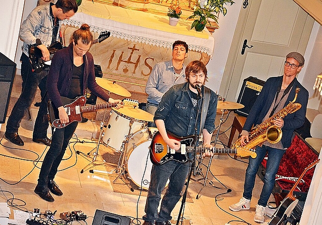 Denkt viel nach: Songwriter, Sänger und Gitarrist Giacun Schmid (Mitte) mit seiner Band. Foto: Roland Bürki 