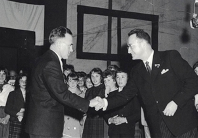 Einweihung des Sekundarschulhauses Laufen im Jahr 1964: Gemeindepräsident Hans Hofer (r.) gratuliert Eduard Lombriser zur Komposition und Aufführung des «s’Laufetaler Lied». Fotos: zvg
