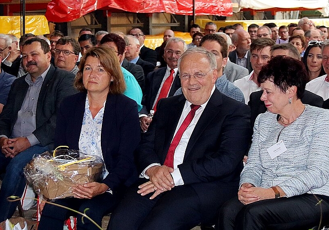 Fühlten sich wohl in Zullwil: Bundesrat Johann Schneider-Ammann, rechts Regierungsrätin Esther Gassler. Foto: Gaby Walther