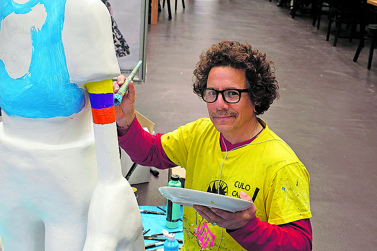 Osterattraktion: Mau Pavón bedeckt den weissen Hasen nach und nach mit Acrylfarbe. Foto: Thomas Brunnschweiler
