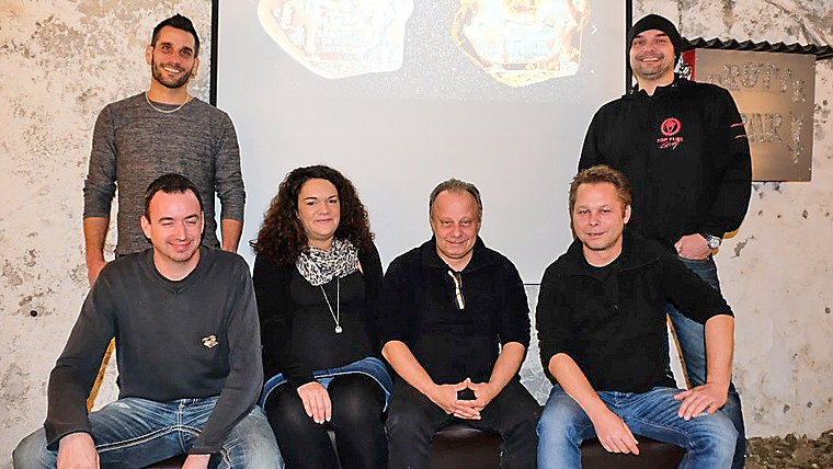 Fasnachtskomitee freut sich über die Blaggedde 2018: Beni Jutzi, Obmann, Kim Ehrler, Paul Hofmann, René Dobler (sitzend, v. l.), Alain Ulmi und Michi Thoma (stehend, v. l.). Nicht auf dem Bild: Claudia Mettler und Björn Fleury. Foto: Thomas Brunn