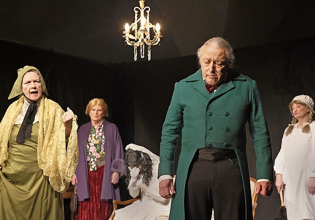 Stilgerecht: Das Ensemble der Theaterbühne Münchenstein steigt für «Die Heirat» in Klamotten aus dem 19. Jahrhundert. Foto: zvg