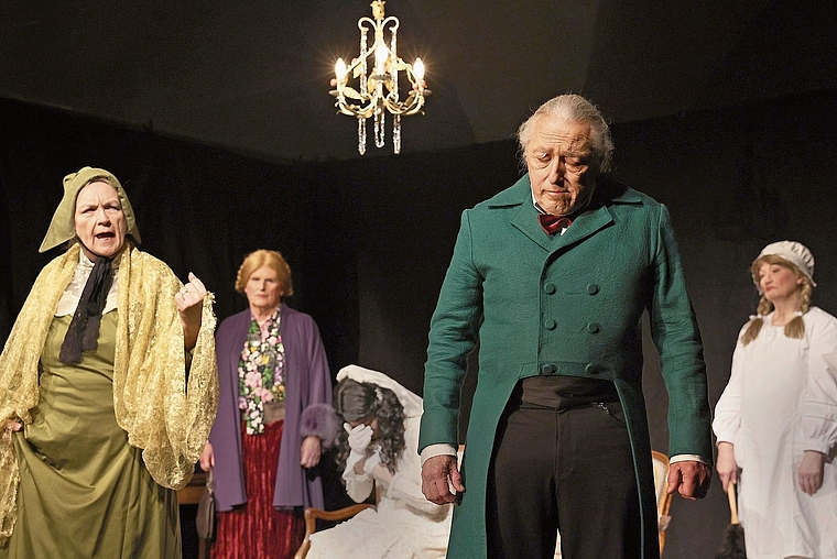 Stilgerecht: Das Ensemble der Theaterbühne Münchenstein steigt für «Die Heirat» in Klamotten aus dem 19. Jahrhundert. Foto: zvg