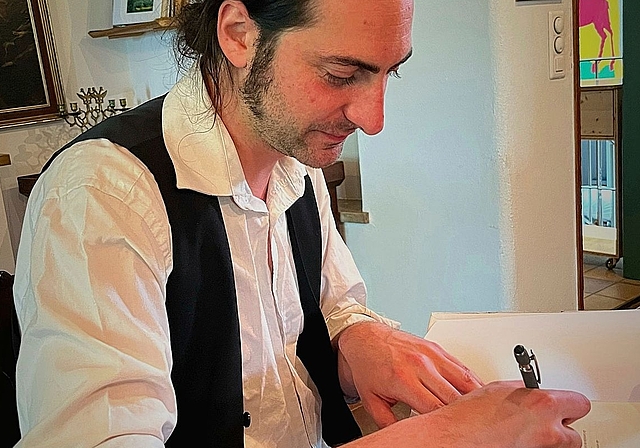 Der «Schloss-Schryber» beim Signieren seines Buches an der Vernissage vom Sonntag: Das Buch von Nico Piazzalonga behandelt die Geschichte des Schlosses Neu-Thierstein in Büsserach. Foto: zvg