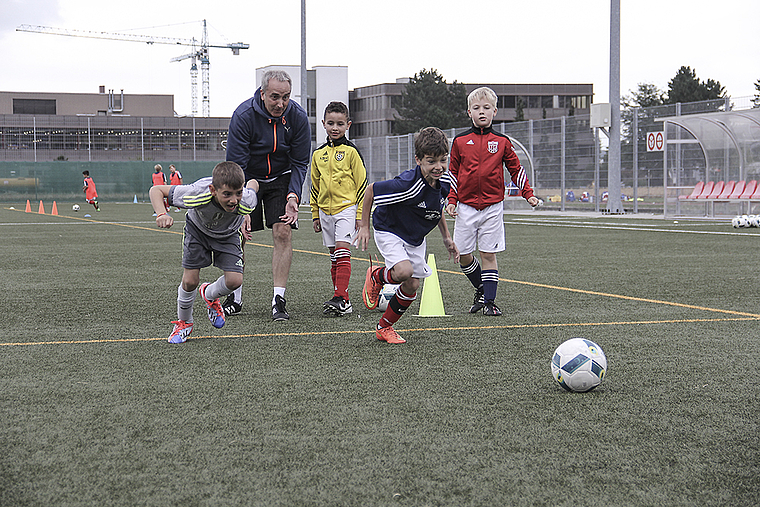 Sprint zum Ball: Mit solchen Übungen werden die Jungs für die Nachmittagsspiele fit gemacht. Foto: Tobias Gfeller