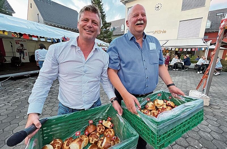 Verteilen Weggli: Claude Meyer (l.) und Rolf Blatter.