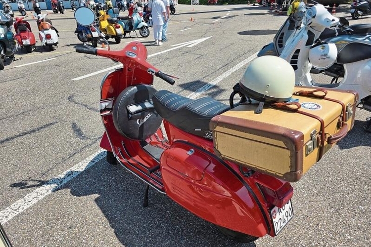 Reisen mit der Vespa: Auch das geht – im Koffer dürfte genug Platz für das Nötigste sein.