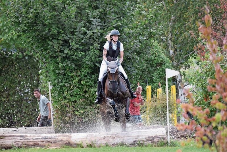 Ab durchs Wasser: Beim Aescher Concours warten vielseitige Hindernisse auf Mensch und Pferd. Foto: zvg