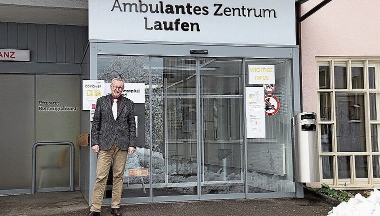 Gesundheitsregion im Wandel: Jörg Leuppi, Chefarzt der Medizinischen Uniklinik KSBL vor dem Spital Laufen, welches seit anfangs Jahr als «Ambulantes Zentrum» gilt und ab 2022 im Birs Center in ein Gesundheitszentrum übergeht. Foto: Gaby Walther