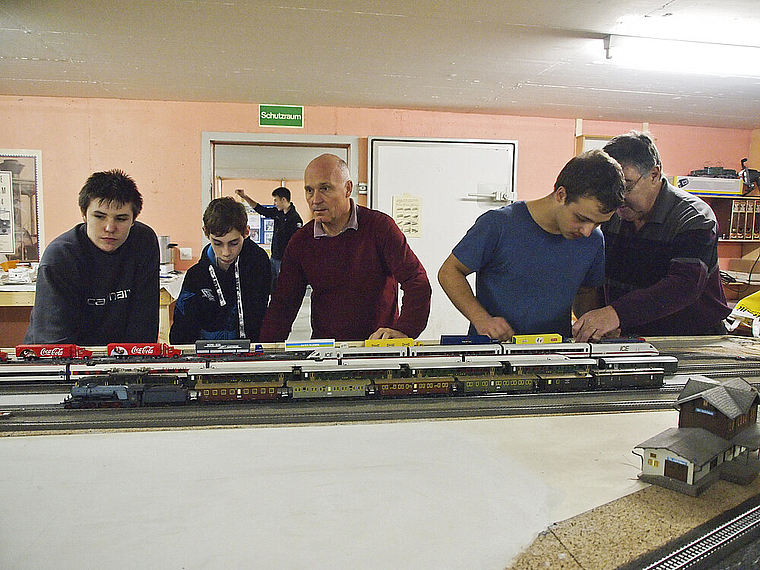 Grosser Bahnhof: Die Mitglieder des Schüler Modelleisenbahn Clubs Münchenstein zeigen am 9. Dezember ihre Arbeiten. Foto: Tobias Gfeller