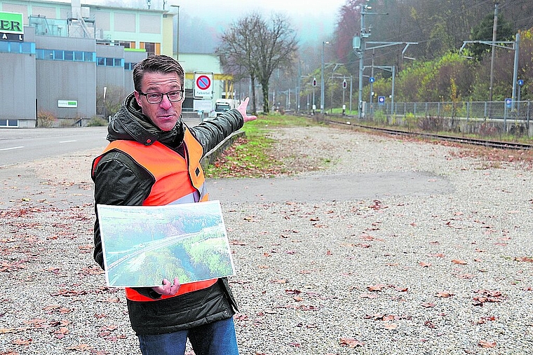 Bahnübergang wird verlegt und Felsen abgebaut: Andreas Jäger, Gesamtprojektleiter SBB, erklärt vor Ort in Grellingen einige Details, die wegen des Doppelspurausbaus zwischen Grellingen und Duggingen geändert werden müssen. Foto: Gaby Walther