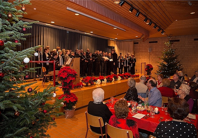 Musikalischer Höhepunkt: Die Circle Singers erfreuen die Gäste mit einem weihnachtlichen Konzert. Fotos: Martin Staub 