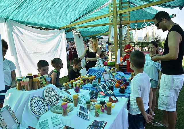 <em>Selbstgemachtes: </em>Reges Treiben herrscht auf dem Schulschlussmarkt. Foto: Lucy Schmid
