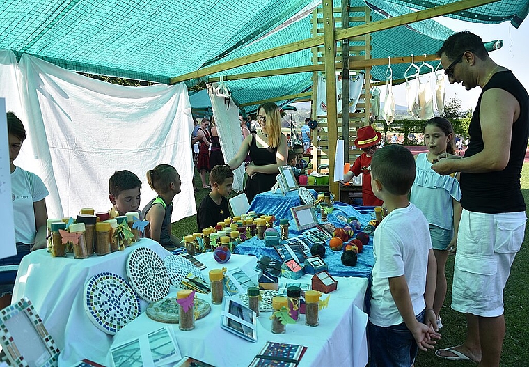 <em>Selbstgemachtes: </em>Reges Treiben herrscht auf dem Schulschlussmarkt. Foto: Lucy Schmid