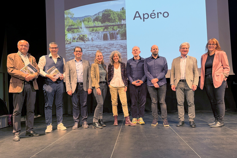 Haben in verschiedenen Funktionen am Heimatbuch Laufen mitgewirkt: (v.l.) Linard Candreia, Pascal Bolliger, Mathias Christ, Anita Gerster, Claudia Jeker, Daniel Gaberell, Dimitri Hofer, Alex Imhof und Melanie Brêchet. Foto: Gaby Walther