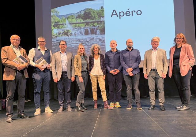Haben in verschiedenen Funktionen am Heimatbuch Laufen mitgewirkt: (v.l.) Linard Candreia, Pascal Bolliger, Mathias Christ, Anita Gerster, Claudia Jeker, Daniel Gaberell, Dimitri Hofer, Alex Imhof und Melanie Brêchet. Foto: Gaby Walther