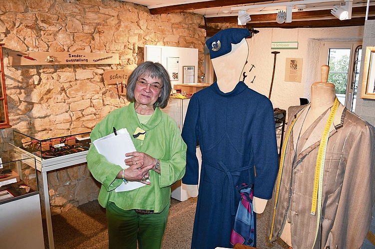 Ausstellungsmacherin: Ruth Leu-Vögtli neben Objekten aus einer ehemaligen Sonderausstellung zum Thema Mode.Fotos: Fabian Schwarzenbach Ausstellungsmacherin: Ruth Leu-Vögtli neben Objekten aus einer ehemaligen Sonderausstellung zum Thema Mode.Fotos: Fabian Schwarzenbach