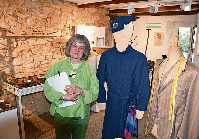 Ausstellungsmacherin: Ruth Leu-Vögtli neben Objekten aus einer ehemaligen Sonderausstellung zum Thema Mode.Fotos: Fabian Schwarzenbach