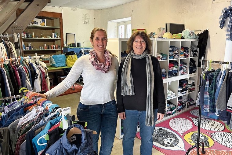 Neue Leitung: Claudia Wälte (links) und Aline Stalder haben den Spendenraum übernommen.Foto: Nicolas Blust