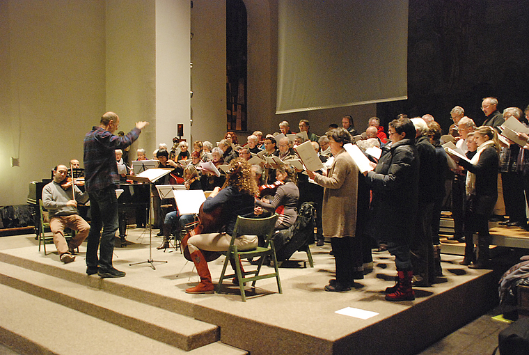 Neue musikalische Wege: Cäcilienchor und Kirchenchor Pfeffingen proben die Misatango von Martin Palmeri. Foto: Thomas Brunnschweiler