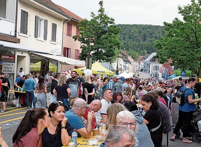 Riesenansturm: Die Plätze an den langen Tischen waren alle besetzt. Fotos: Thomas Brunnschweiler

