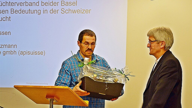 Verdienter Dank: Kantonalpräsident Erwin Borer (r.) bedankt sich bei Jürg Glanzmann für dessen glänzendes Referat. Foto: Roland Bürki 