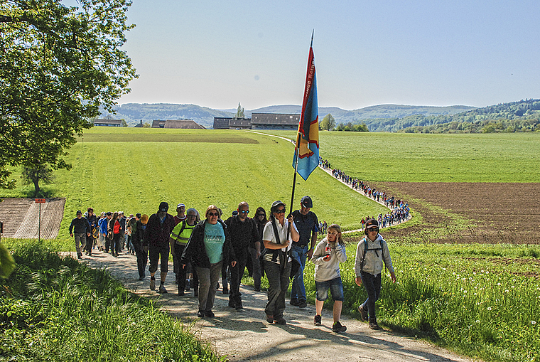 Wie ein Tatzelwurm: Die Ganztagesrotte, angeführt von Bannerträgerin Daniela Grieder, zwischen Schlatthof und Leywald.  Foto: Thomas Brunnschweiler