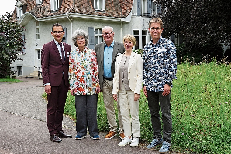 Feierten 30 Jahre Hospiz: (von links) Thomi Jourdan (Gesundheitsdirektor BL), Vreni Grether (Gründerin und Stifterin), Walter Brunner (Stiftungsratspräsident), Marta Mazzoli (Chefärztin) und Jan Gärtner (Chefarzt Palliativmedizin Bethesda). Foto: