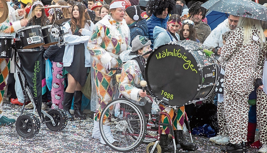 Auf die Pauke hauen: Guggenmusik Hälmlibieger aus Röschenz. Auf die Pauke hauen: Guggenmusik Hälmlibieger aus Röschenz.
