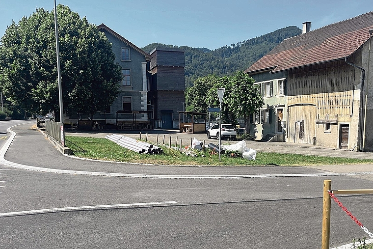 Umgestaltung: Das Areal zwischen dem Vereinshaus und dem Baderhaus soll zum Dorfplatz aufgewertet werden. Foto: Bea Asper