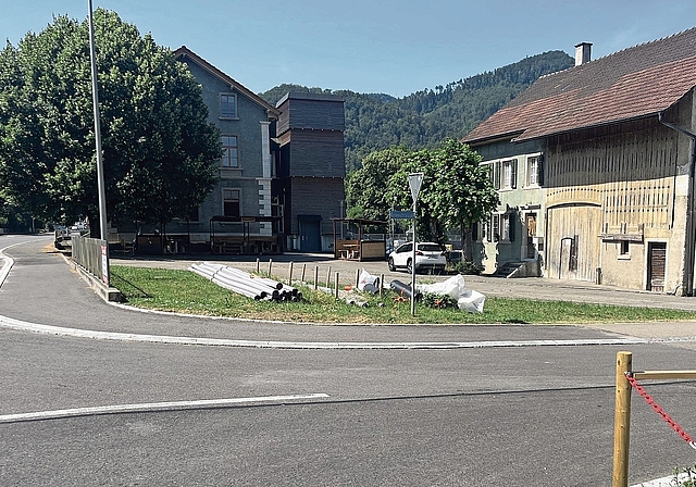 Umgestaltung: Das Areal zwischen dem Vereinshaus und dem Baderhaus soll zum Dorfplatz aufgewertet werden.  Foto: Bea Asper