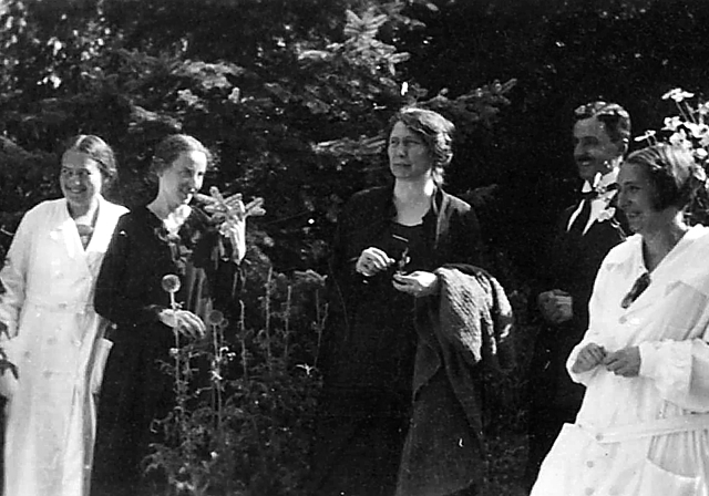 Das Ärzeteam der Ita Wegman Klinik Ende September 1926: Madeleine van Deventer, Hilma Walter, Ita Wegman, Eberhard Schickler, Margarethe Bockholt (v. l.).  Foto: ZVG