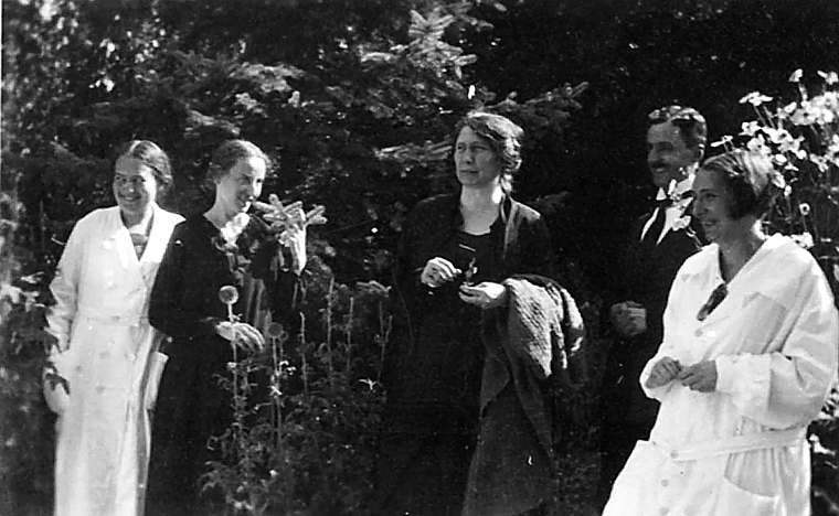Das Ärzeteam der Ita Wegman Klinik Ende September 1926: Madeleine van Deventer, Hilma Walter, Ita Wegman, Eberhard Schickler, Margarethe Bockholt (v. l.).  Foto: ZVG