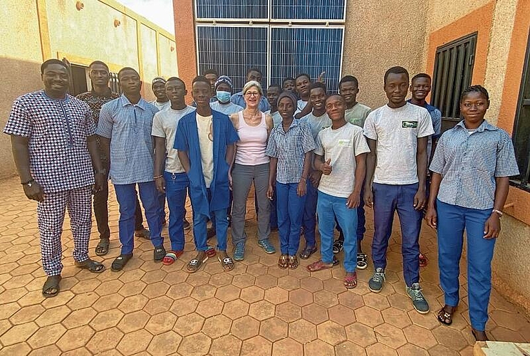 Ausbildungsunterstützung: Fränzi Ramseier (Mitte) mit Lehrlingen der Schule Beogonéré und dem Team von Comes (Coopérative les Merveilles de L’Énergie Solaire). Foto: zvg