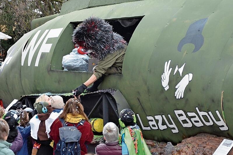 Notlandung: D Bärefels Waggis haben den amerikanischen Bomber Lazy Baby nachgebaut. Fotos: Fabia Maieroni