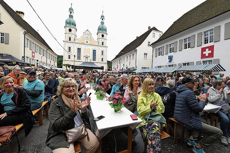 Trotz des regnerisch-kühlen Wetters: Der Arlesheimer Domplatz war an der Wakkerpreis-Feier sehr gut gefüllt. Foto: Juri Junkov