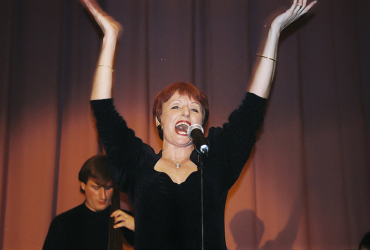 «La vie en rose»: Colette Greder kann sich gut in Edith Piaf einfühlen. Foto: ZVG